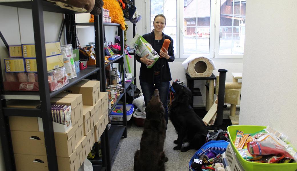 Diana Hofstetter, Geschäftsführerin des Vereins Sunshine For You, hier mit ihren Hunden Lia und Tyra, hat das Projekt «Tiertafel Rheintal» von Beginn an unterstützt. 