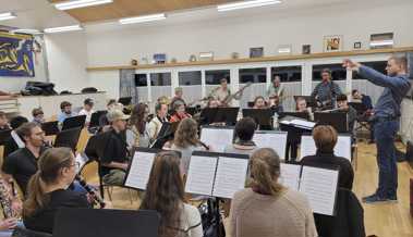 Musikverein und Rockband treten gemeinsam auf