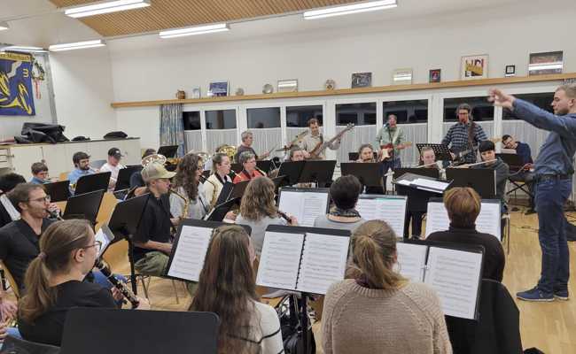 Musikverein und Rockband treten gemeinsam auf