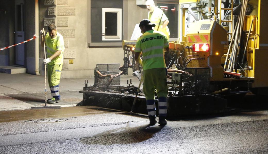 Walzen ist beim Kaltmikrobelag nicht nötig. Die Fahrzeuge, die über den frischen Belag fahren, verdichten ihn.  