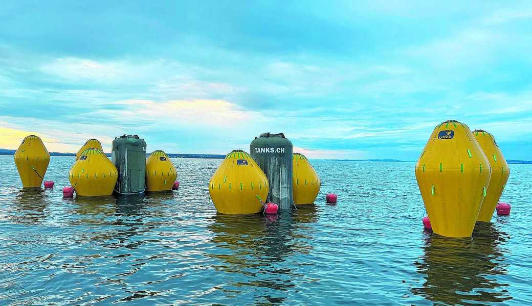 Die Hebeplattform schwimmt noch über dem Wrack im Bodensee.