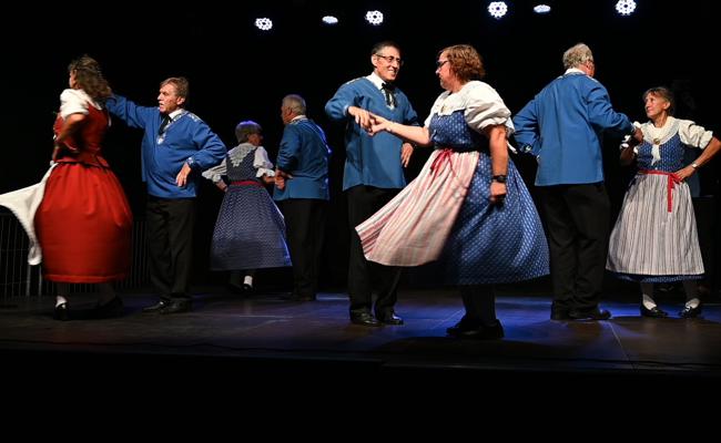 Urchigs Rhintl: In Tracht im Takt