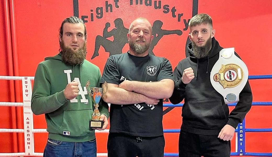 Der frühere Profi-Europameister Agron Azemi mit seinen beim ersten Einsatz erfolgreichen Boxern Bashkim Azemi (rechts) und Arif Haliti.