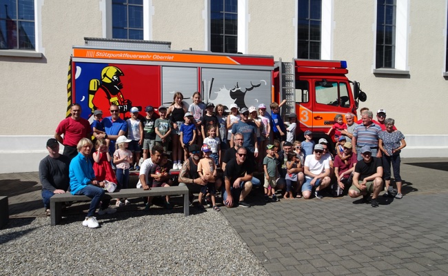 Kinder und Väter waren Feuer und Flamme für die Feuerwehr