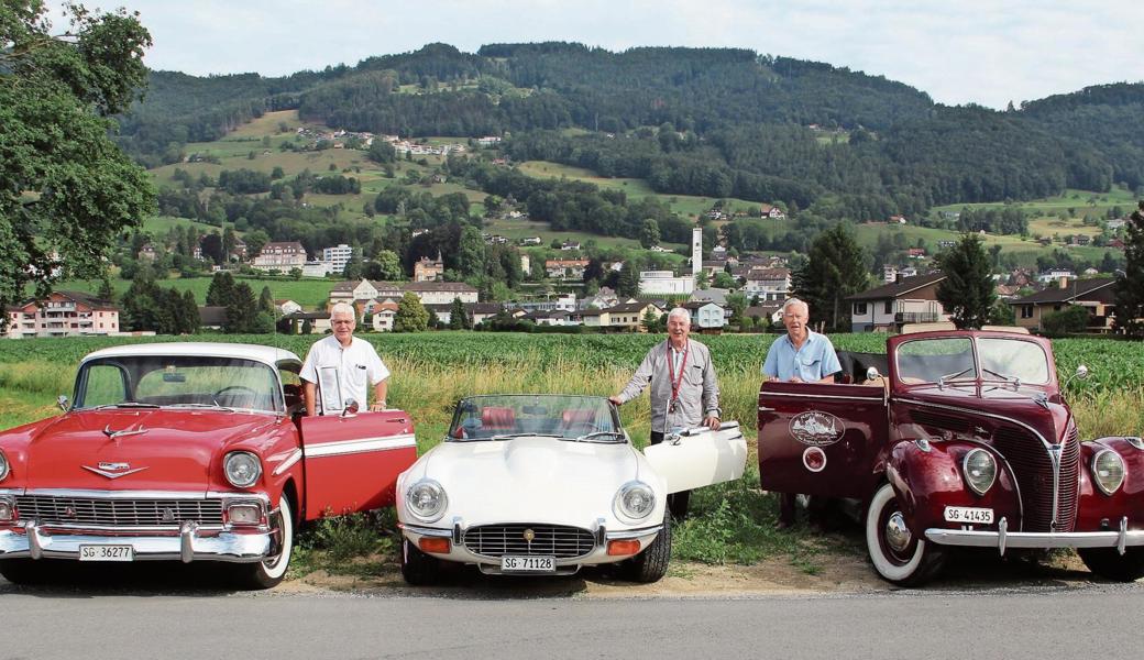 An der 5. Internationalen AC Classic Trophy vom nächsten Sonntag nimmt OK-Präsident Stefan Schreiber mit seinem Chevrolet teil, Christoph Egli mit seinem Riley von 1965 (mit dem abgebildeten Jaguar wird seine Tochter Miriam unterwegs sein), und David Hove macht sich mit einem alten Ford auf den Weg (von links).