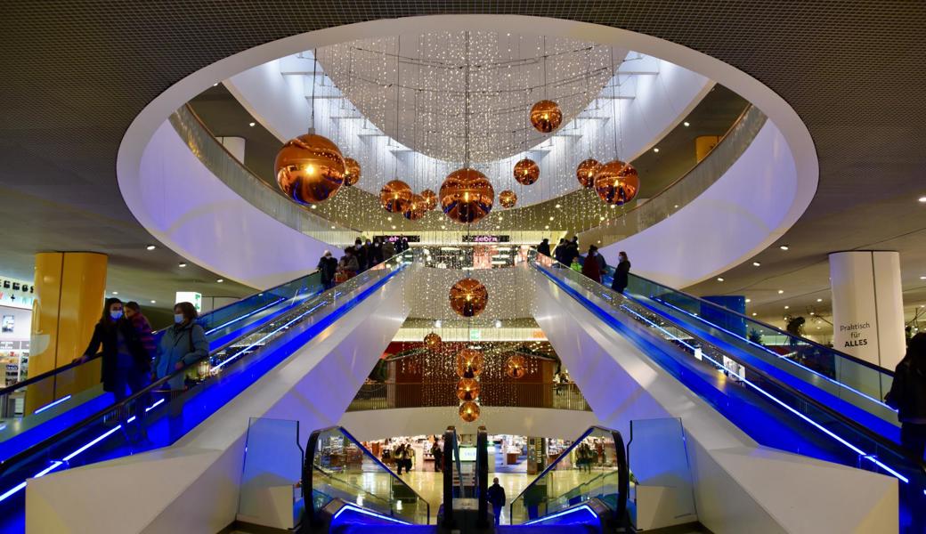 Trotz Deko fehlte die Weihnachtsstimmung im Dezember-Verkauf oft. Daniel Nessensohn von Mode Weber im Rheinpark sagt: «Die Kundinnen und Kunden haben die Nase voll von der Maskenpflicht.» Der Lust, etwas Schönes zu schenken, tat dies jedoch keinen Abbruch.