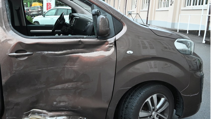 Der Motorradfahrer krachte in die Beifahrertür des Autos. Der Motorradfahrer krachte in die Beifahrertür des Autos.