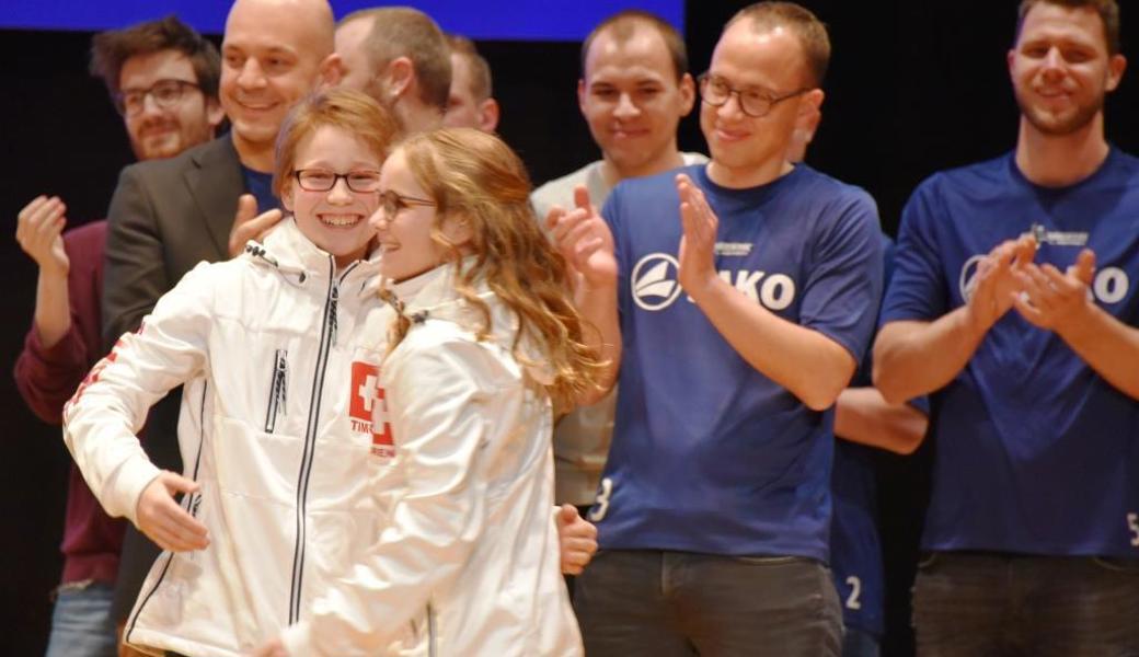 Der Moment, in dem die Mannschaft des Jahres bekannt wird: Lorena Koller und Timon Suhner freuen sich – die Handballer applaudieren. 