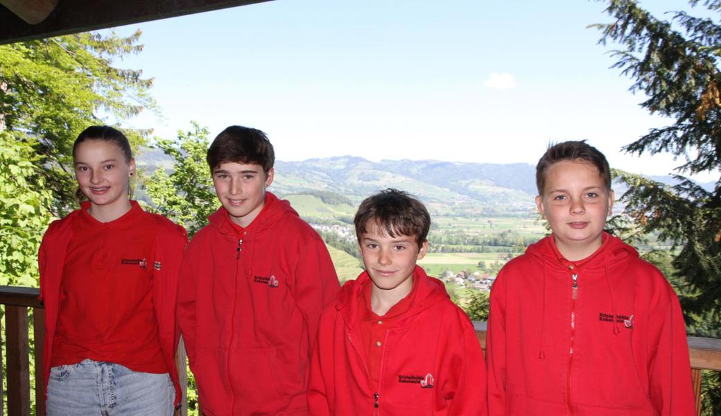 Einheitlich gekleidet präsentieren sich die Höhlenführer (v. l.) Ladina, Manuel und Simon Mattle sowie Mattia Stieger auf der Terrasse. Die Aussicht ist nebst der Höhle ebenfalls sehenswert. Der elfjährige Simon ist der Jüngste und momentan noch Anwärter.