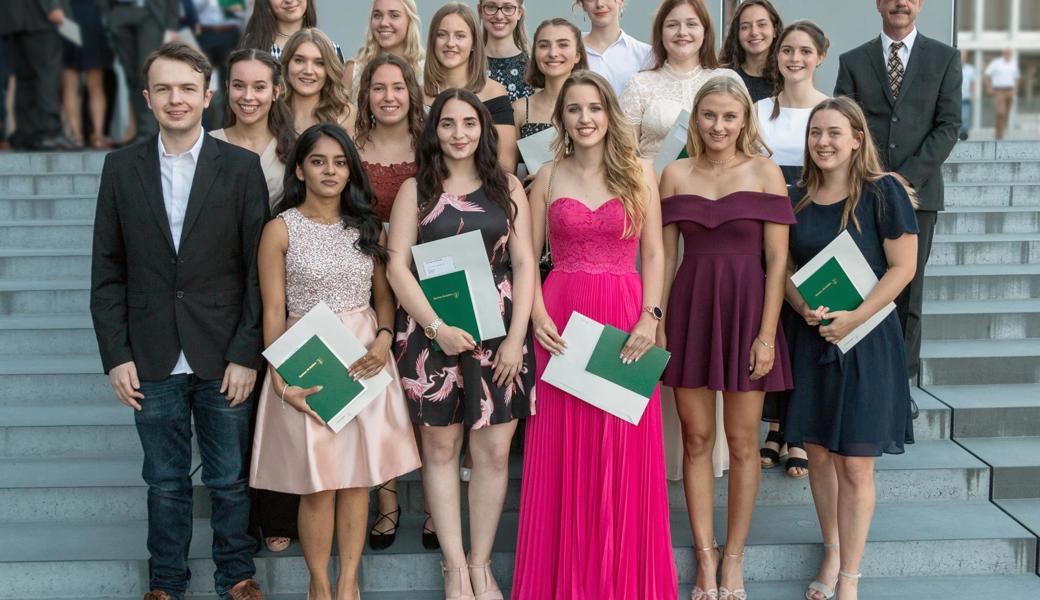 Klasse 4SaWb (jeweils von links): Vordere Reihe: Dennis Aeberhard, Varaagi Devanandan, Laura Schmidlin, Dzana Muminovic, Nina Ramsauer, Julia Dierauer. Mittlere Reihe: Noelia Sorell, Anna Hutter, Sarah Lutz, 
Denise Kluser, Ayelén Barroso, Lena Supe, Chiara Goldener. Obere Reihe: Adriana Zurlo, Britta Solmberg, Grittje Hoppe, Naomi Gertsch, Claudia Marinho, Klassenlehrer B. Weissenrieder.
