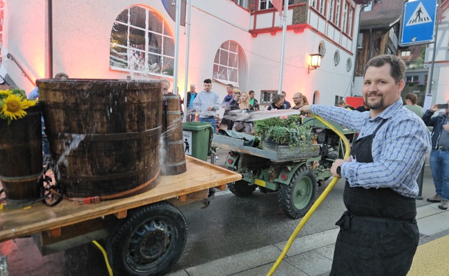 Anstossen auf ein halbes Jahrhundert Torkelfest in Berneck