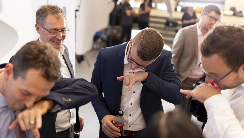 Mike Egger genehmigt sich einen Schnupf, Roland Rino Büchel (links hinten) gönnt es ihm. Mike Egger genehmigt sich einen Schnupf, Roland Rino Büchel (links hinten) gönnt es ihm.