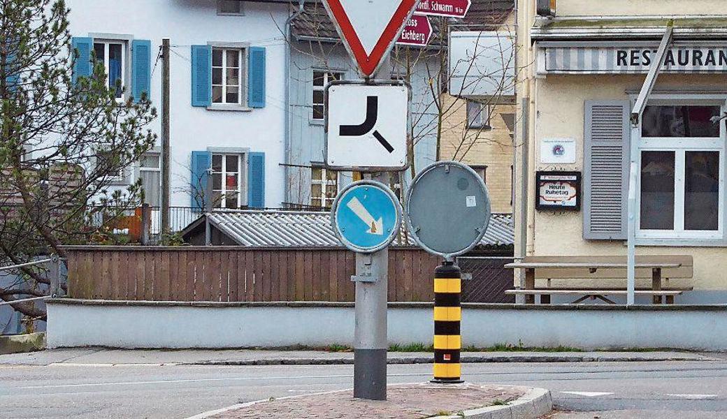 Das viereckige Signal ist nicht richtig angebracht. 