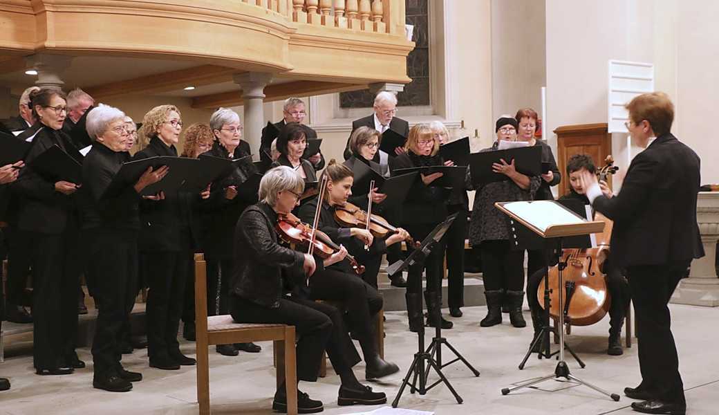 Unter der Leitung von Dagmar Marxgut sang der Ökumenische Kirchenchor St. Margrethen, begleitet von einer Streichergruppe und der Organistin Julia Rüf.