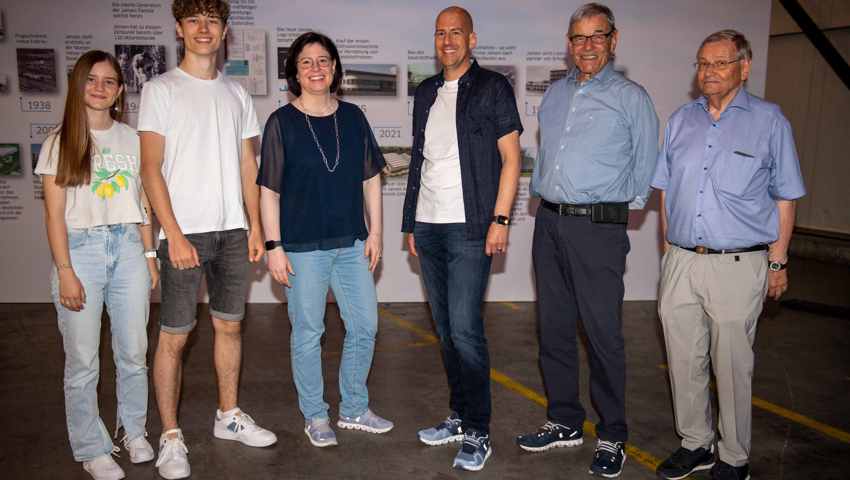 Drei Generationen auf einem Bild vereint: Sophie (v.l.) und Nicolas Jansen (vierte Generation) zusammen mit ihrer Mutter Priska Jansen und ihrem Cousin Christoph Jansen (dritte Generation) sowie deren Vätern Peter und Leo Jansen (2. Generation). 