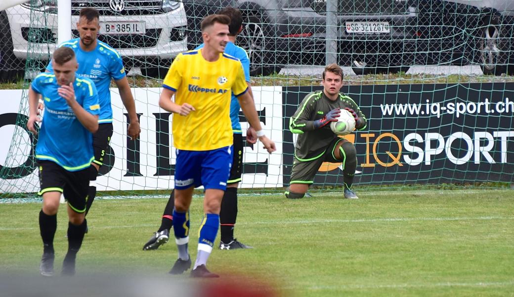 Bei Au-Berneck gegen St. Margrethen hielten beide Torhüter (hier St. Margrethens Fabio Staudacher) den Kasten rein. Für die Stürmer, vorne in Gelb Au-Bernecks Nurkan Ibrahimi, war es ein Spiel zum Verzweifeln.