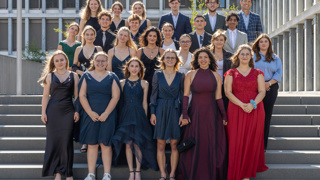 Klasse 4Gala Hinten, v.l.: Vanessa Frei, Mara Kehl, Zoe Kehl, Philipp Rüf, Mesud Mavmudoski, Patrick (Klassenlehrer) Strickler. Zweithintere Reihe, v.l.: Lisa Kollefrath, Jakob Strack, Noam Rohloff, Julia Spirig, Adem Ibusoski, Shusvin Ashokarasan. Zweitvordere Reihe, v.l.: Zoe Doenecke, Enelia Bünter, Altina Thaqi, Salomé Rohner, Zoe Ernst, Ilaria Biagini. Vordere Reihe, v.l..: Nina Treitinger, Luisa Högger, Chiara Häfelfinger, Ellen Näf, Indiara Zäch, Erin Broger.