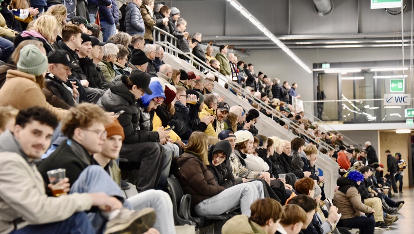 698 Zuschauerinnen und Zuschauer wohnten dem ersten Playoffinal in der Wiler Bergholz-Eishalle bei. 698 Zuschauerinnen und Zuschauer wohnten dem ersten Playoffinal in der Wiler Bergholz-Eishalle bei.
