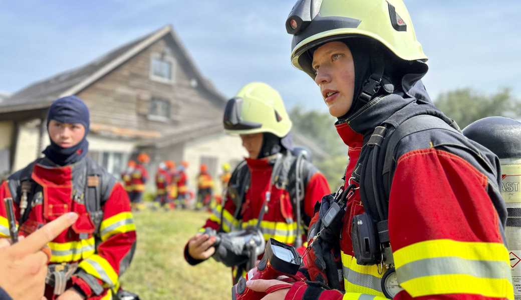 Gleich geht’s ins Haus: Laurin Epple hört mit seiner Gruppe aufmerksam den Instruktionen des Einsatzleiters zu.
