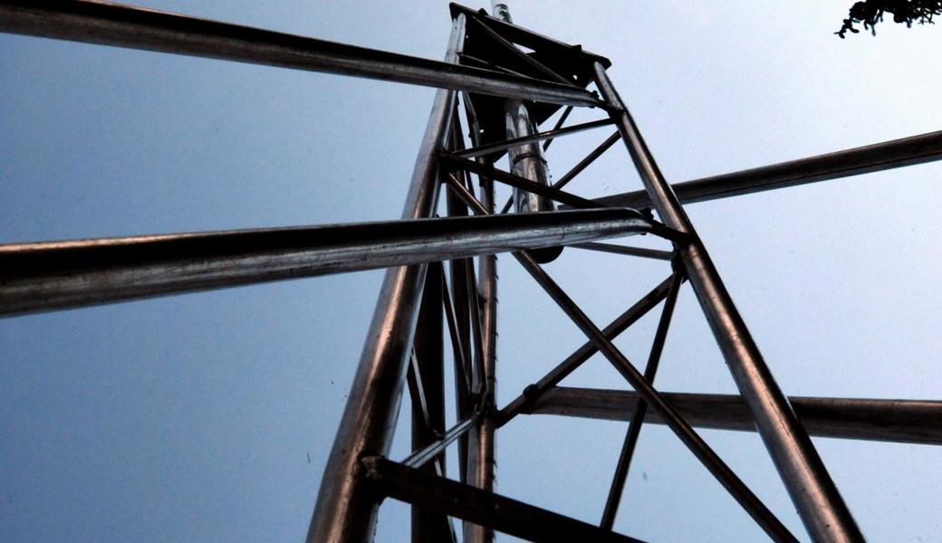 Die Swisscom hat den Standort für den auf dem Stossplatz vorgesehenen Antennenmast um ein paar Meter verschoben. Das ursprüngliche Projekt sah ihn etwas links vom Auto auf dem Bild vor.