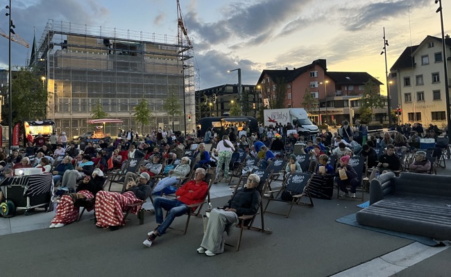 Wenn der Dorfplatz zum Kinosaal wird