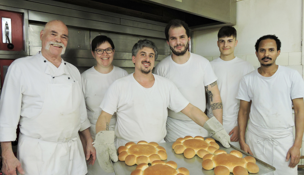 Die Dreikönigskuchen-Mannschaft der Bäckerei Rist mit einer Charge Kuchen frisch aus dem Ofen, von links: Pius Rist, Daniela Sonderegger, Dario Stoop, Fabian Weder, Neil Eugster und Solomon Haptemichael.