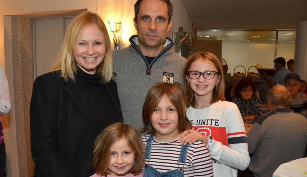 Doris und Peter Spirig mit ihren Töchtern Valeria (vorne, von links), Michelle und Noemi. Doris und Peter Spirig mit ihren Töchtern Valeria (vorne, von links), Michelle und Noemi.