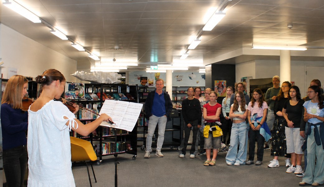 Schülerinnen und Schüler haben aus alten Büchern fünf fantasievolle Figuren geschaffen. «Wolke sieben» und «Bücherwurm Willi» sind zwei davon.    Bild: Cécile Alge