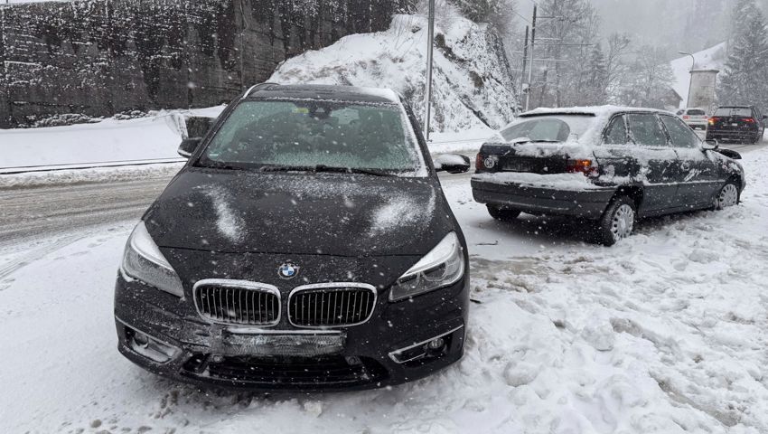 In Gais stiessen zwei Autos frontal ineinander.