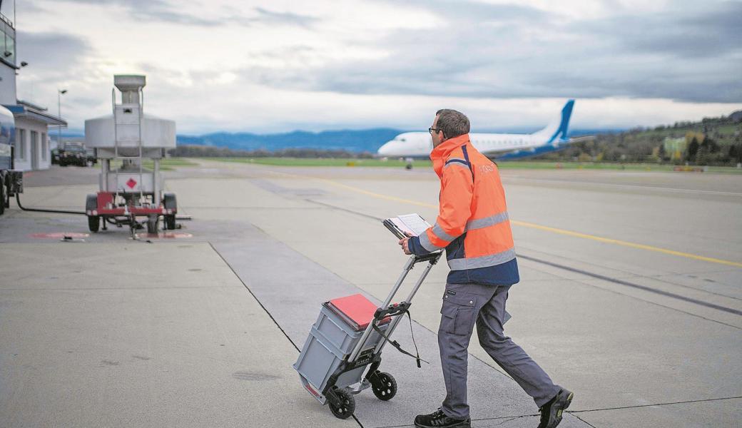 Martin Keller prüft ein Betankungsfahrzeug am Flugplatz Altenrhein. Im Hintergrund die «Boje» – der Messtank.