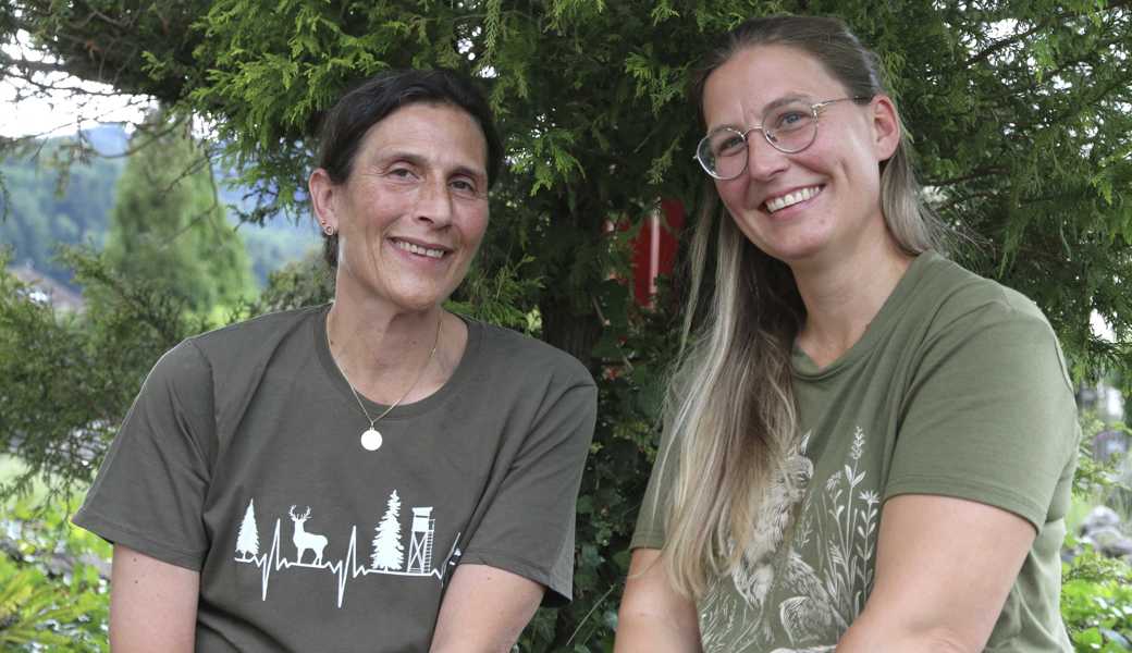 Eliane Würth (links) und Conny Hartmann lernten in der Jagdausbildung das traditionelle Handwerk und wie wichtig ökologische Aspekte und Öffentlichkeitsarbeit sind. 
