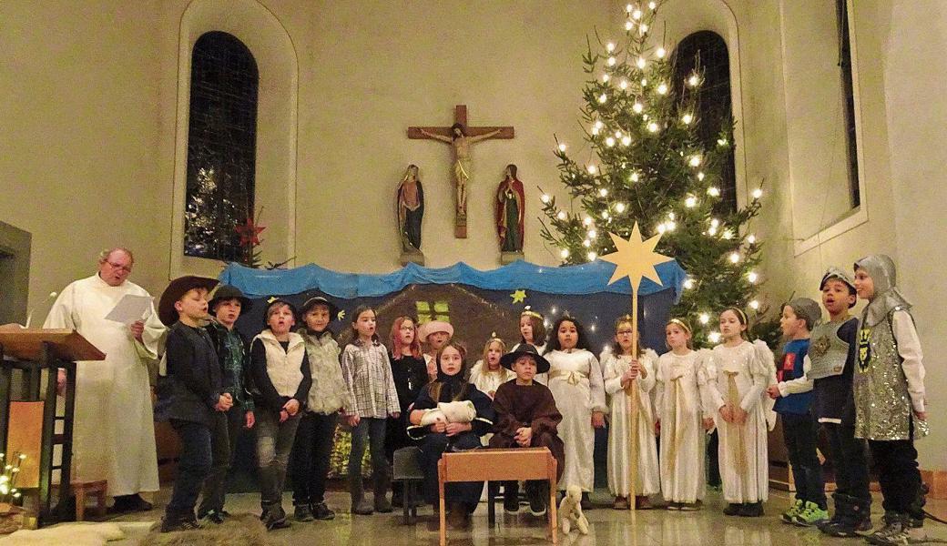 Die Zweitklässler stellen die Geburt Jesu im Krippenspiel dar.