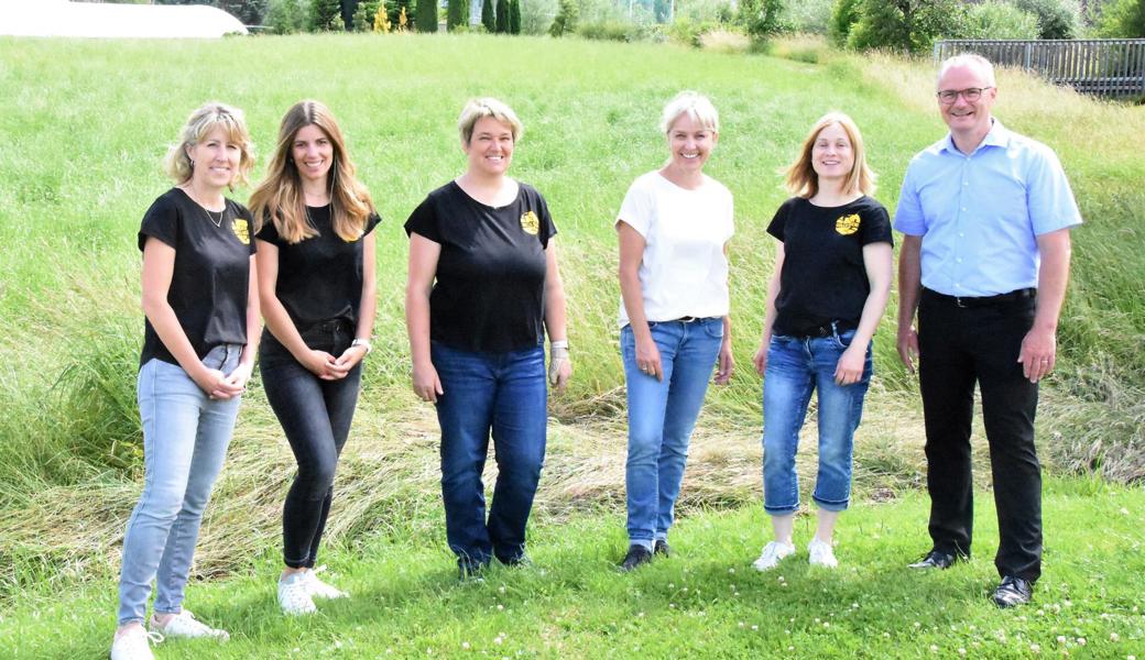 Auf der Wiese hinter ihnen entsteht bald ein Pumptrack (von links): Nicole Christen (Präsidentin Verein «Skills Arena»), Pamela Furrer, Marlis Mayer, Susanne Looser (Gemeinderätin), Barbara Giger und der Thaler Gemeindepräsident Simon Diezi. Auf der Wiese hinter ihnen entsteht bald ein Pumptrack (von links): Nicole Christen (Präsidentin Verein «Skills Arena»), Pamela Furrer, Marlis Mayer, Susanne Looser (Gemeinderätin), Barbara Giger und der Thaler Gemeindepräsident Simon Diezi.
