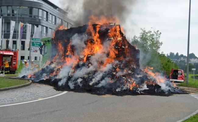 Vollbrand nach Fahrt über den Stoss