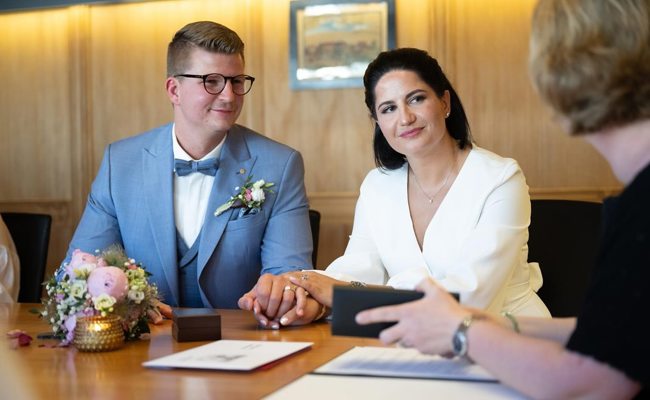 «Wennt’s weisch denn weisch es»: Mike Egger und Lisa Vincenz haben standesamtlich geheiratet