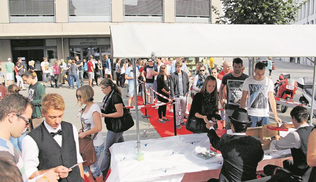 Einen Vorverkauf wie bei der Manhattan Cocktail Party 2014 hätte sich das OK auch für «Hoch3» gewünscht.  Einen Vorverkauf wie bei der Manhattan Cocktail Party 2014 hätte sich das OK auch für «Hoch3» gewünscht.