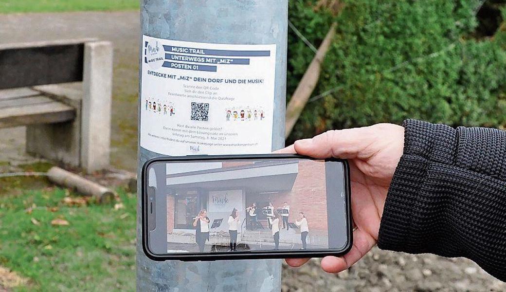 So geht’s: Den QR-Code scannen, den Clip hören, die Quizfrage beantworten und den Buchstaben auf dem Laufblatt notieren.