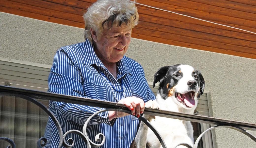 Die fünfjährige Kira ist Jeanne Widmer Mösli eine treue Begleiterin und tröstet sie in ihrer Trauer.