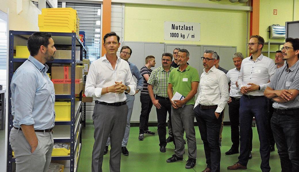 Roger Stadler (2.v.l.), Geschäftsführer der Icotec AG, führte die Teilnehmer durch die Produktionshallen an der Industriestrasse 12. Bild: acp
