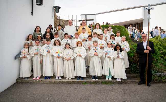 Erstkommunionkinder empfingen zum ersten Mal die Eucharistie