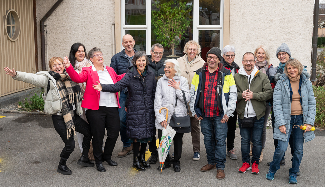 die ehemalige Primarschulklasse Jahrgang 1968 vor dem Schulhaus Feld