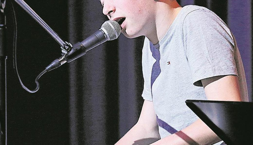 Der junge Nicola Ruckdeschel begeisterte als kraftvoller Sänger. 