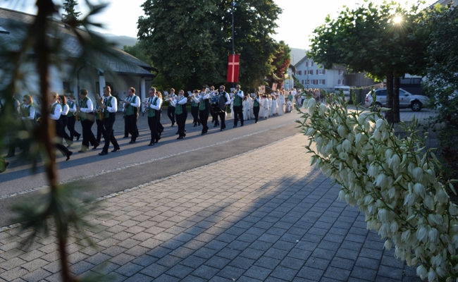 Eine Prozession zog betend und singend  durch das Dorf