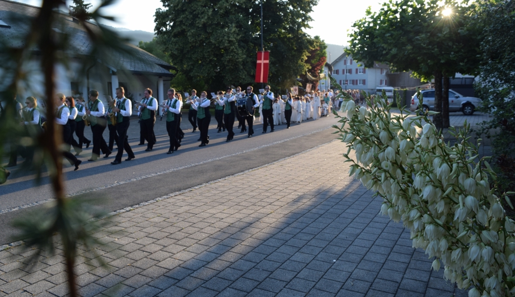 Eine Prozession zog betend und singend  durch das Dorf