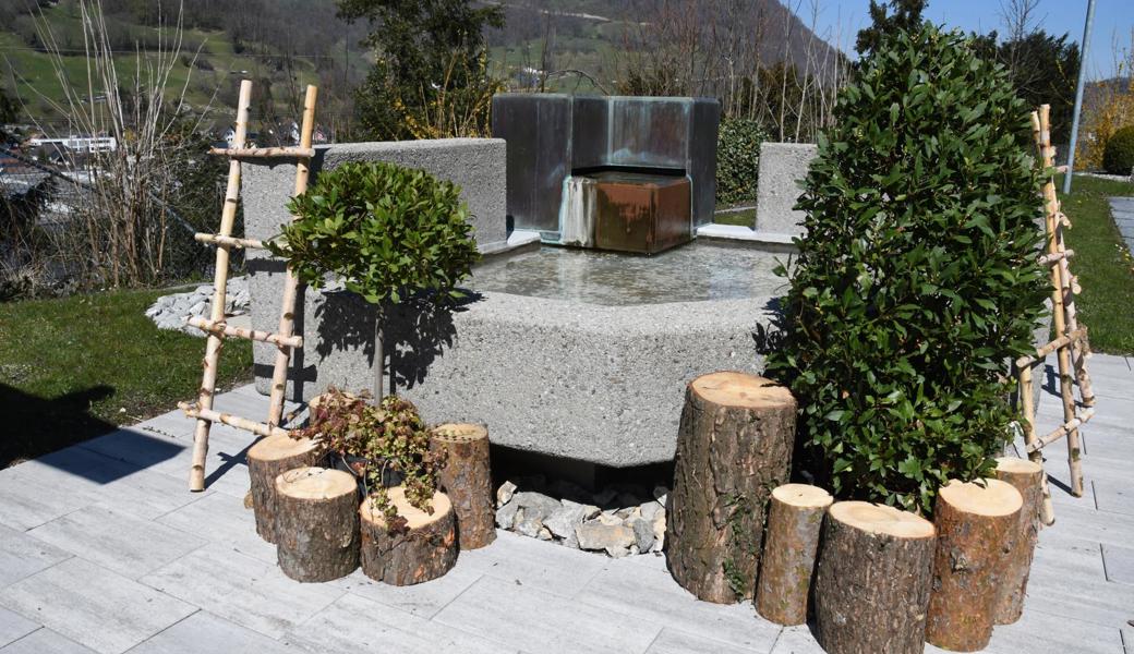 Schlicht und ansprechend vor der Aufbewahrungshalle auf dem Friedhof. Schlicht und ansprechend vor der Aufbewahrungshalle auf dem Friedhof.