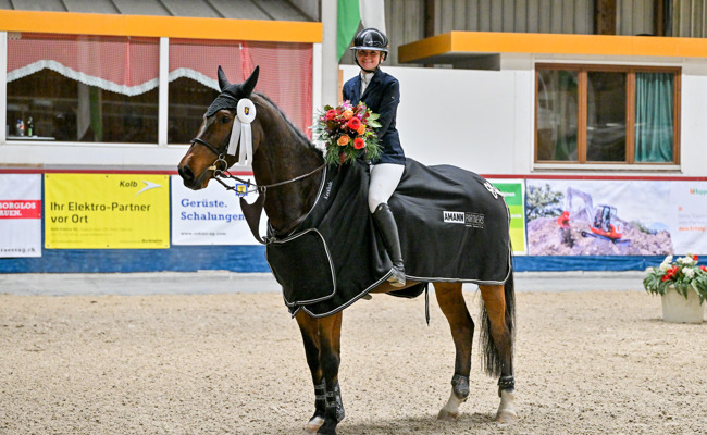 16-jährige Elodie Hanselmann gewinnt Hauptprüfung – Natalie Benz siegt in zwei Prüfungen