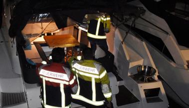 Feuer auf Motorboot