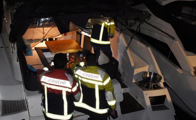 Feuer auf Motorboot