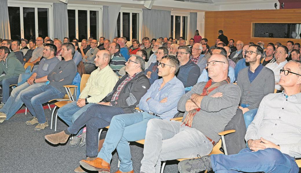 Zahlreiche Interessierte liessen sich  die Grundlagen zur bevorstehenden Bodenkartierung im St. Galler Rheintal erklären. 