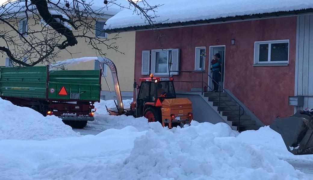 Schnee räumen am Kapellweg Widnau am Montagabend.